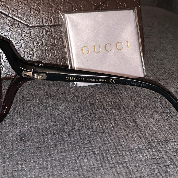 Brand new Gucci sunglasses comes with a case main image 4